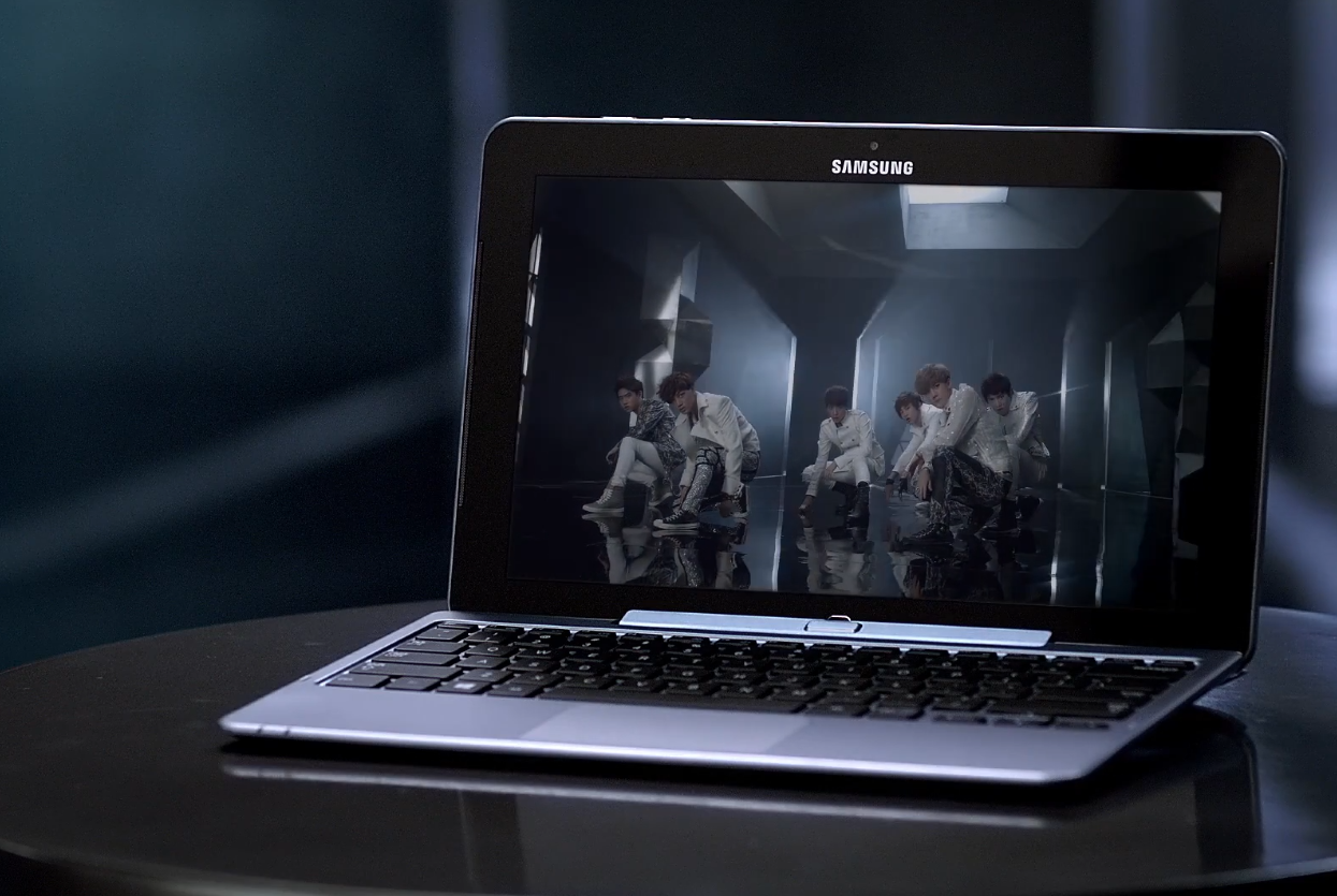 SAMSUNG 노트북 화면에 EXO 공연 장면이 재생되고 있는 모습