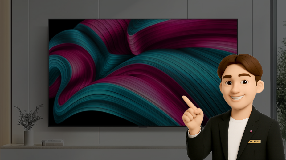 거실 벽에 TV가 걸려 있고, 화면에는 자홍색과 청록색이 흐르는 추상적인 물결 패턴이 표시되어 있다. 화면 오른쪽 앞에는 정장을 입은 3D 캐릭터 남성이 서서 미소를 지으며 TV를 가리키고 있다.