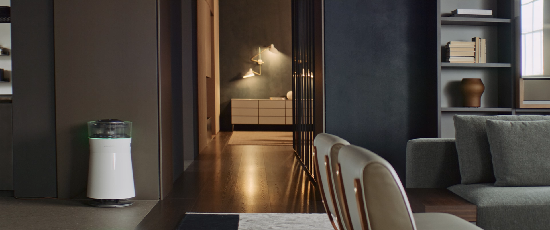 어두운 실내 공간에 놓인 LG SIGNATURE 공기청정기가 복도 옆에 배치된 모습