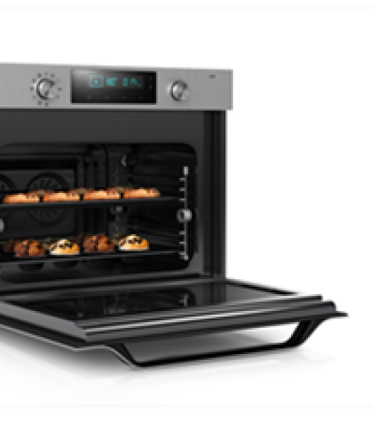 문이 열린 오븐 안에 빵들이 놓여진 모습