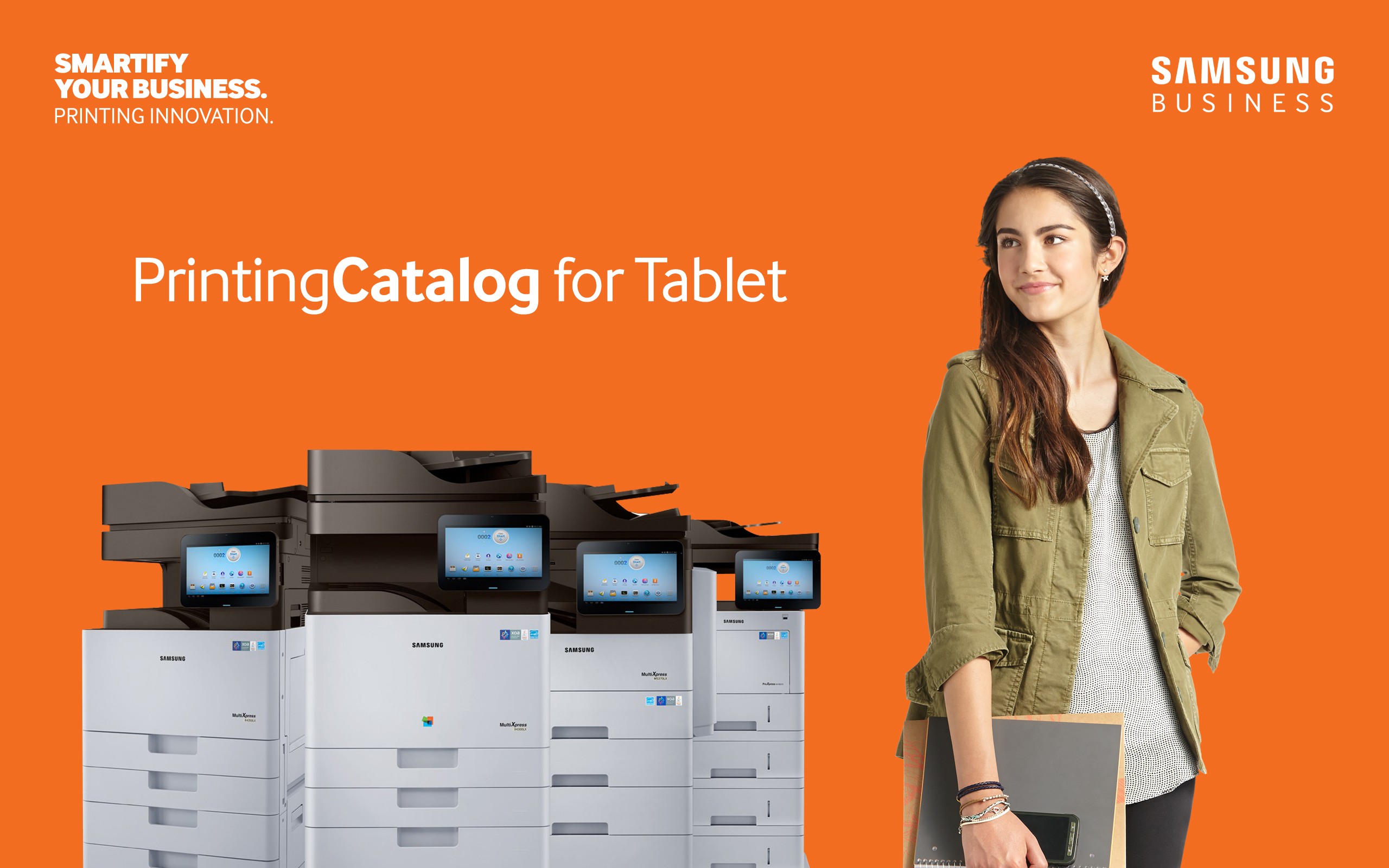 주황색 배경에 왼쪽에는 여러 대의 복합기 프린터가 나란히 배치되어 있고, 중앙에는 “PrintingCatalog for Tablet”이라는 문구가 크게 쓰여 있다. 상단에는 “SMARTIFY YOUR BUSINESS. PRINTING INNOVATION.”과 “SAMSUNG BUSINESS” 로고가 보인다. 오른쪽에는 캐주얼한 복장을 한 여성이 파일을 들고 서 있다.