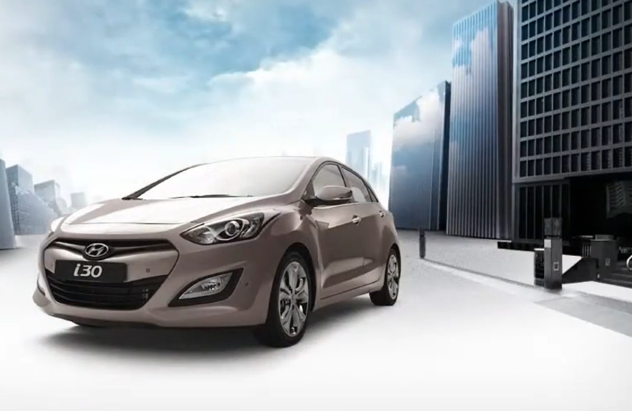 도심 배경 앞에 세워진 i30 자동차 모습