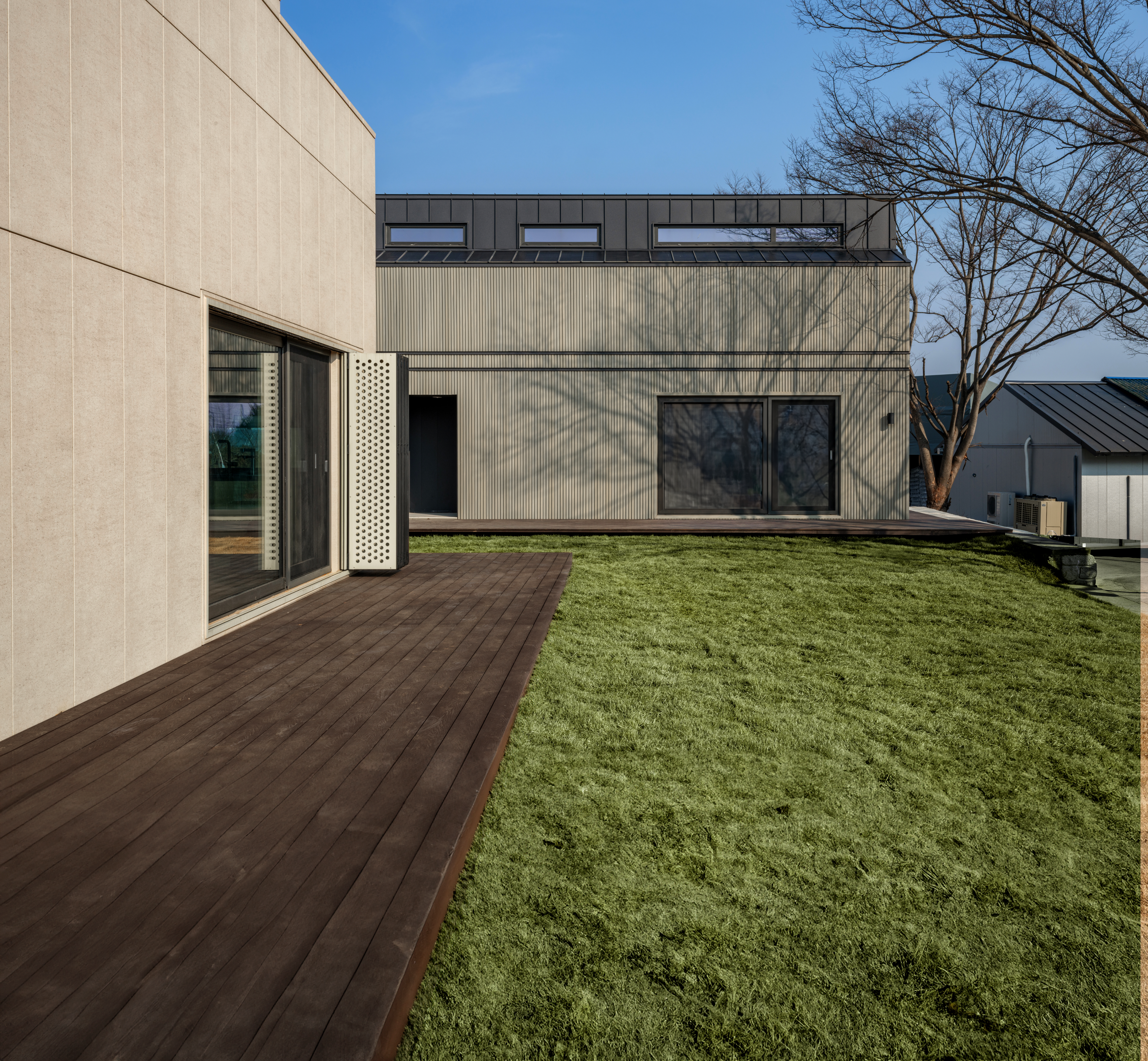 잔디 마당과 데크가 있는 모던한 스마트코티지 외관 모습