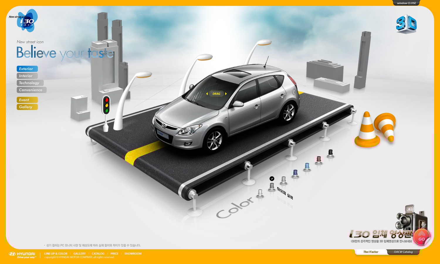 자동차 3D 인터랙티브 화면이다.  중앙에는 은색 해치백 차량이 도로 형태의 플랫폼 위에 놓여 있으며, 차량 위에는 “DRAG” 표시가 있어 회전이 가능함을 안내한다. 주변에는 신호등, 가로등, 콘 등 도시 요소가 배치되어 있다.  좌측에는 Exterior, Interior, Technology, Convenience, Event, Gallery 메뉴가 세로로 정렬되어 있고, 상단에는 “Believe your taste” 문구와 i30 로고가 보인다.  하단에는 여러 외장 색상 선택 버튼이 나열되어 있으며, 현재 아이언 실버 색상이 선택된 상태다. 우측 하단에는 “i30 입체 영상관”과 GO 버튼이 표시되어 있다.